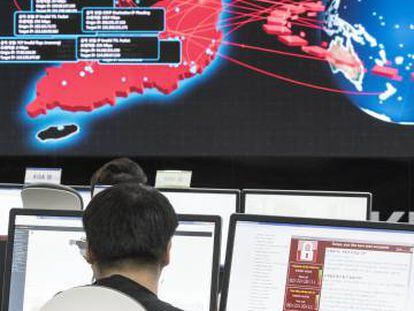 Una pantalla en la Agencia de Seguridad e Internet de Corea, en Seúl, muestra la expansión del virus WannaCry, hoy lunes.