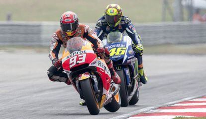 M&aacute;rquez y Rossi en un momento de la carrera del GP de Malasia.