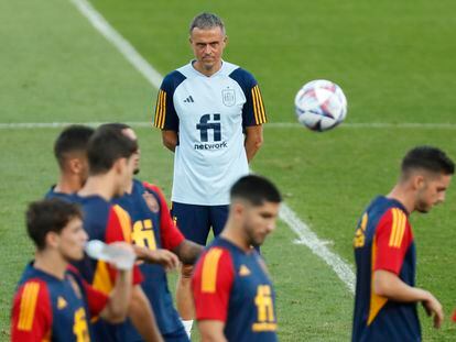 Luis Enrique dirige el entrenamiento de este viernes en el estadio de La Romareda, Zaragoza.