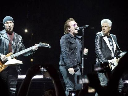 The Edge, Bono y Adam Clayton, en el primer concierto de este verano en el Mercedes-Benz Arena de Berlín.
