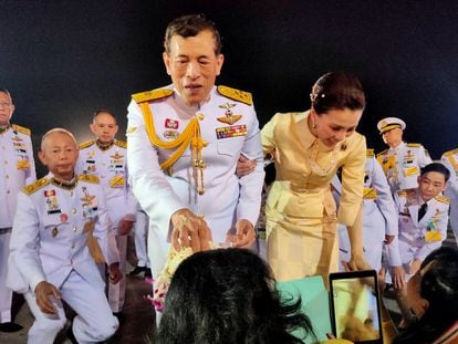 El rey de Tailandia y su esposa Suthida saludan a un grupo de ciudadanos en el aeropuerto de Udon Thani, el 10 de noviembre de 2020.