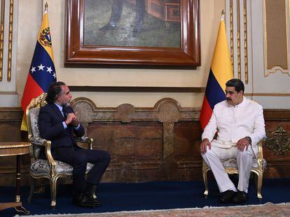 El nuevo embajador de Colombia en Venezuela, Armando Benedetti (L), sostiene una reunión con el presidente de Venezuela, Nicolás Maduro, luego de presentar sus cartas credenciales durante una ceremonia.