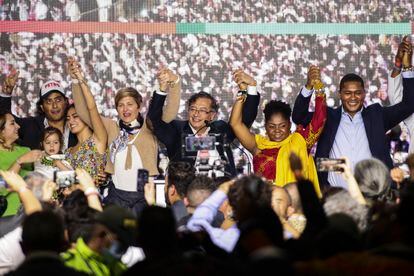 Gustavo Petro y Francia Marquez, acompañados de sus familias, celebran el triunfo de su coalición, Pacto Histórico, en la primera vuelta de las elecciones presidenciales de Colombia, el 29 de mayo de 2022.