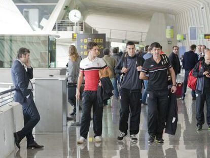 Urrutia, Herrera y Aduriz, en el aeropuerto.