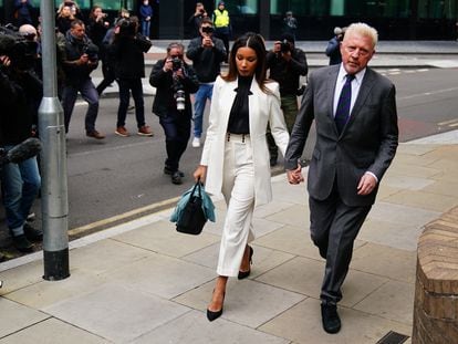 El extenista Boris Becker, acompañado de su novia Lillian de Carvalho, llegaba este viernes al tribunal de Southwark.