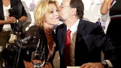 Rajoy besa a la la baronesa Tita Cervera tras la presentación del libro.