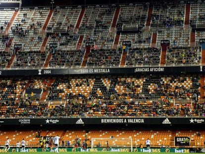 Las gradas despobladas de Mestalla durante el partido.