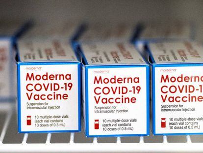 Cajas con viales de la vacuna contra el Covid-19 de Moderna. 