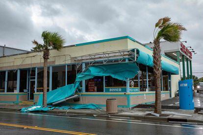 Daños causados por los fuertes vientos del huracán en Myrtle Beach (Carolina del Sur).