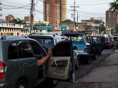 Las largas filas en Venezuela para abastecerse de combustible, en imágenes