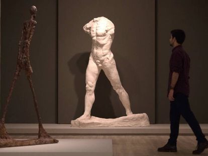 'El hombre que camina' de Giacometti (a la izquierda), frente al 'Hombre que camina' de Rodin en la exposición de la Fundación Mapfre 'Rodin-Giacometti'. 