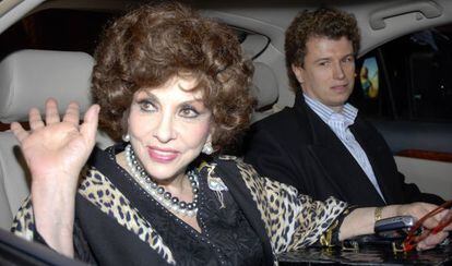 Gina Lollobrigida y Javier Rigau en el aeropuerto de Sevilla.