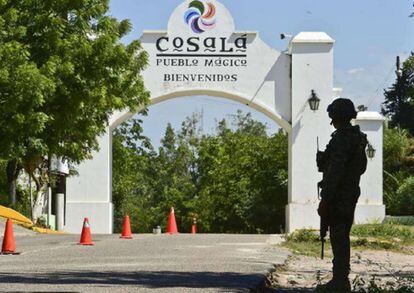 Un soldado vigila un retén a las afueras de Cosalá, Sinaloa