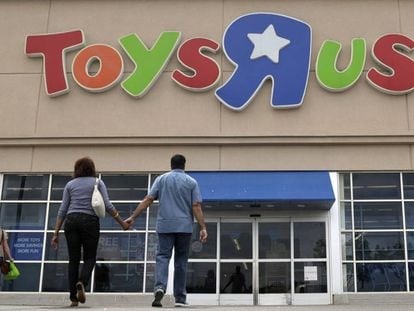 Varias personas entran a la tienda de Toys R Us en San Antonio (EE UU).