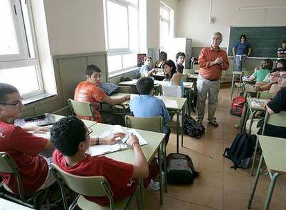Un profesor, con sus alumnos en clase de Educación para la Ciudadanía en Barcelona.