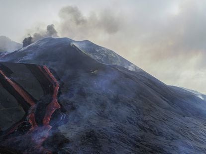 Imagen del volcán de La Palma tomada el lunes por la Unidad Militar de Emergencias del Ejército Español.