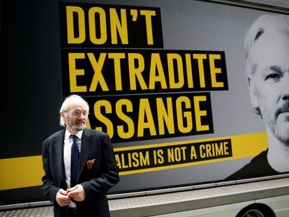 Julian Assange, a su entrada al tribunal que juzga su caso.