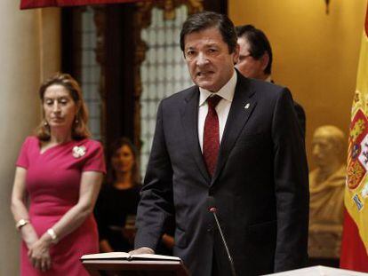 El presidente de Asturias, Javier Fern&aacute;ndez, ante la ministra de Fomento, Ana Pastor. 