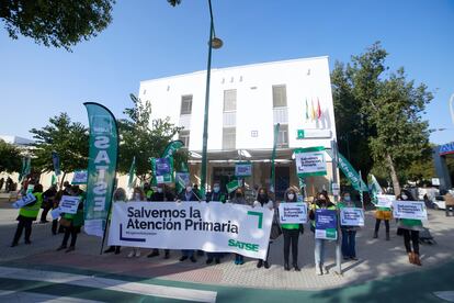 Protesta del sindicato Satse a favor de la atención primaria, en Sevilla hace un mes.