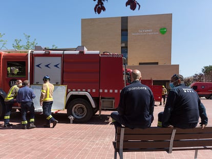 Operación de desinfección de la residencia geriátrica ca n’Amell en Premià de Mar.