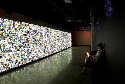 "Hello World", instalación de Christopher Baker para la exposición "Big Bang Data", en Barcelona