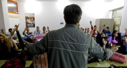 Un profesor de Religi&oacute;n imparte una clase en un instituto. 