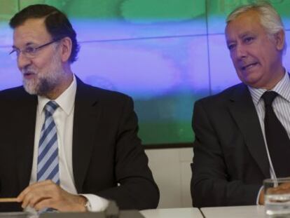 El presidente del Gobierno, Mariano Rajoy (centro), junto a Javier Arenas y Mar&iacute;a Dolores de Cospedal antes de empezar la reuni&oacute;n de la Junta Directiva Nacional del PP.