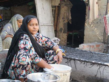 Lali Chawan, de 35 años, lava la ropa de sus hijas.