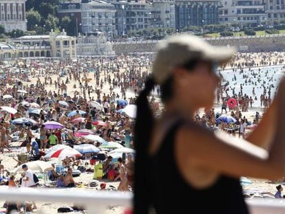 Turistas en la playa en San Sebasti&aacute;n