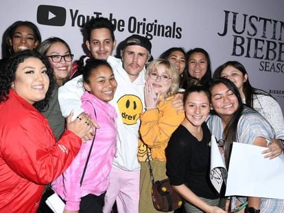 Justin Bieber posa con sus seguidores en la presentación de ‘Seasons’ en Los Ángeles, el 27 de enero. / STEVE GRANITZ (WIREIMAGE)