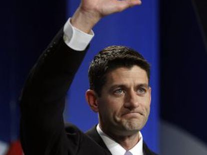 Paul Ryan saluda tras su intervención en la cumbre de votantes republicanos.