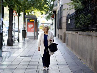 Manuela Carmena camina en los alrededores del Ayuntamiento de Madrid.