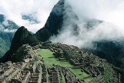 La fortaleza de Machu Picchu es sin duda el monumento más conocido de Perú y uno de los más importantes del mundo. Construida por los incas a 2.400 metros sobre el nivel de mar, fue descubierta en 1911 y declarada patrimonio de la humanidad por la Unesco en 1983. De una gran perfección y belleza, todavía guarda entre sus muros muchos enigmas.