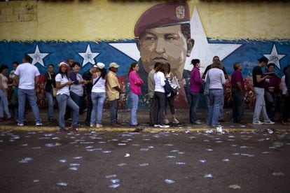 Mural con la imagen del expresidente Hugo Chávez en las calles de Caracas.