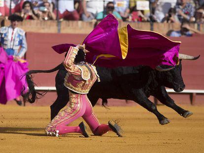 El diestro Sebasti&aacute;n Castella durante el primer toro de la corrida de Feria de San Miguel en la Maestranza de Sevilla.
 