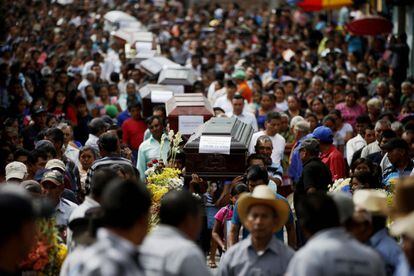 Familiares y vecinos de Alotenango (Guatemala) en el entierro de los cuerpos de 10 víctimas de la erupción del volcán de Fuego.
