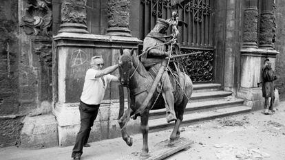 Pepe Lafuente amb l&#039;estatua Sant Mart&iacute; a cavall compartint la capa amb un pobre, fosa a Flandes i instal&middot;lada a l&#039;esgl&eacute;sia de Sant Mart&iacute; de Valencia el 1495