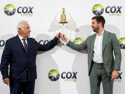 Enrique Riquelme (derecha), presidente de Cox Energy, acompañado de Alberto Zardoya, accionista de referencia, en el tradicional toque de campana. Pablo Moreno
