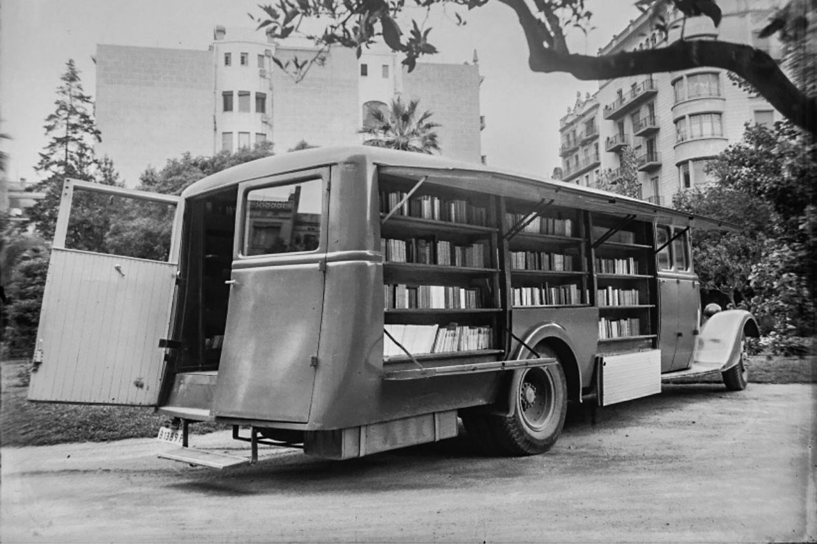 El Bibliobús va oferir un servei de biblioteques al Front. ANC / Fons Gabriel Casa i Galobardes