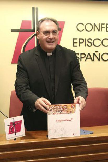 El secretario general de la Conferencia Episcopal Española, Jose María Gil Tamayo, presenta el nuevo catecismo.