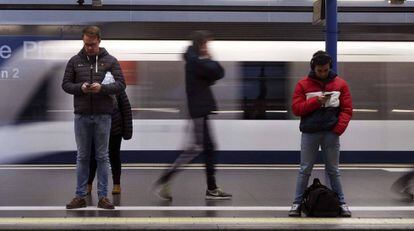 Usuarios del Metro de Madrid en la estación de Príncipe Pío.