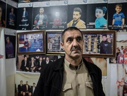 Mustafa Mina Nabi, en la asociación donde cuelgan las fotos de los migrantes kurdoiraquíes muertos tratando de alcanzar Europa, incluido su hijo, Zanyar, ahogado en el canal de la Mancha en 2021.  En Ranya (Kurdistán iraquí), en noviembre de 2022.