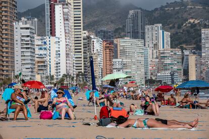 La playa del Levante, de Benidorm, tomada por los turistas en abril de 2021.