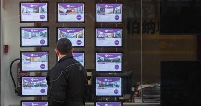 Un hombre mira los anuncios de pisos en una inmobiliaria en Madrid.