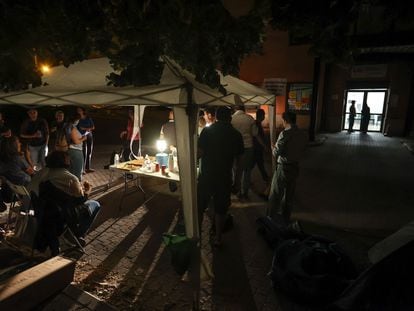 Vecinos del distrito de Villaverde acampan frente al Centro de Salud Los Ángeles para reclamar la apertura del servicio de Urgencias, cerrado desde marzo de 2020.