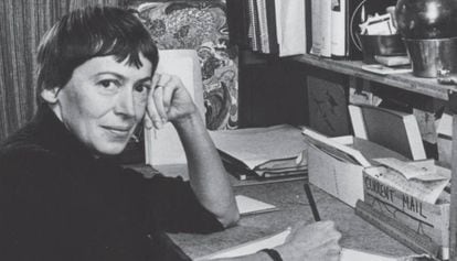 Ursula K. Le Guin, en su despacho, en la década de los 70.