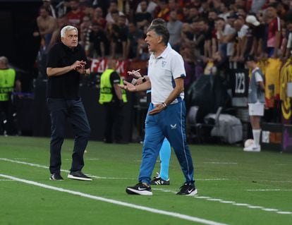 Mourinho y Mendilibar en la banda dan instrucciones a sus jugadores.
