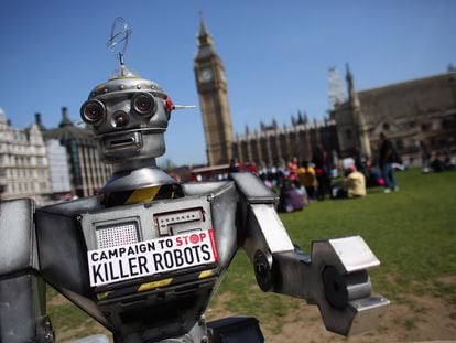 Un robot distribuye información durante una manifestación en Londres en 2013.