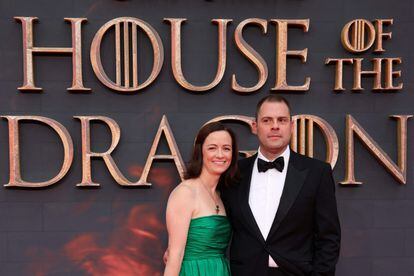 Ryan Condal, cocreador y guionista de 'La casa del dragón', con su esposa Caitlin Monahan en la presentación de la serie en Londres el pasado 15 de agosto. 
