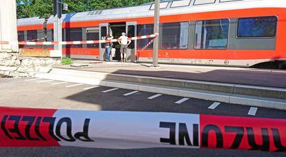 El tren en el que un hombre atacó a pasajeros, este sábado en la estación de Salez-Sennwald (Suiza).